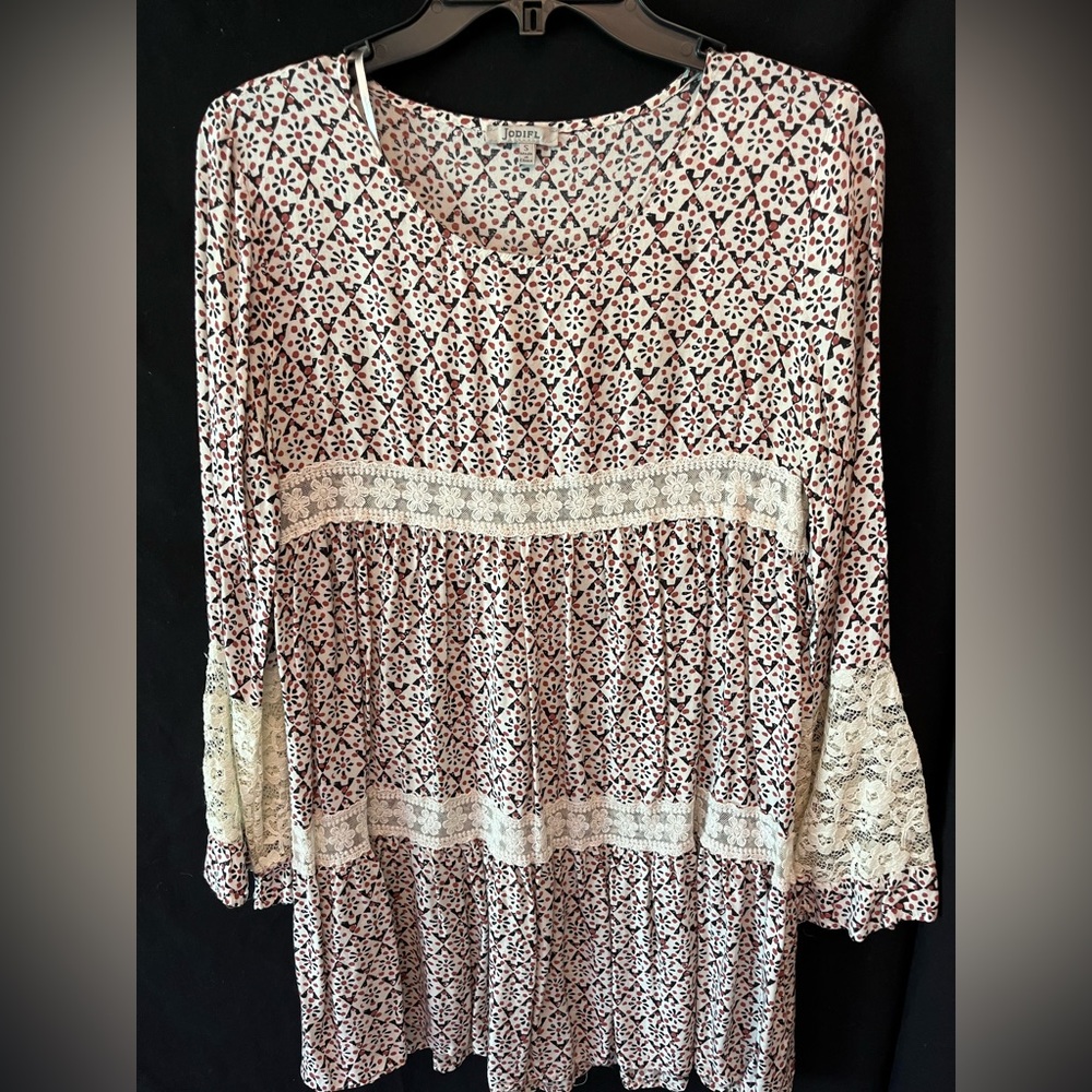 Long sleeve Jodifl pattern dress with lace